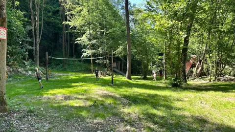 Deca u igri na imanju — fotografija 2